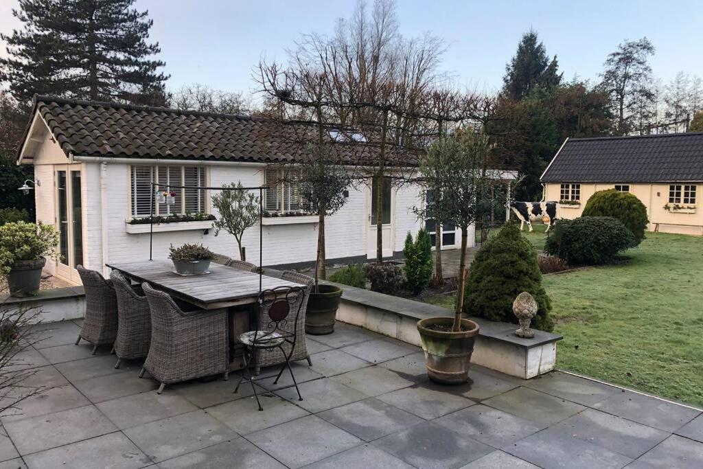 Tiny House In Tuin Van De Statige Villa Mariahof Dordrecht Exterior foto