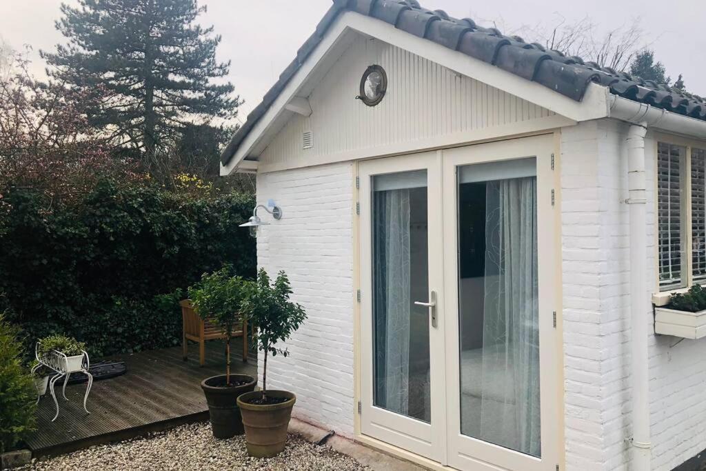 Tiny House In Tuin Van De Statige Villa Mariahof Dordrecht Exterior foto