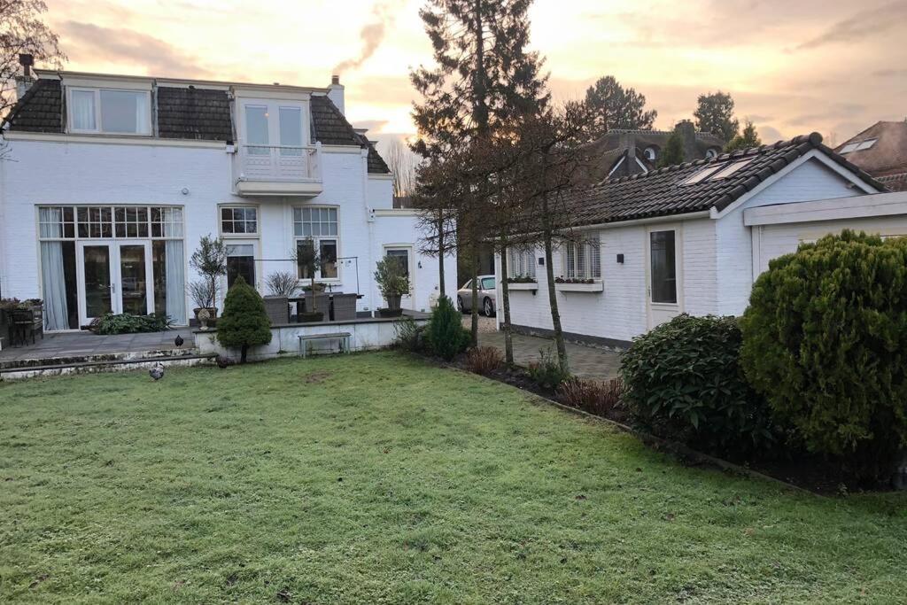 Tiny House In Tuin Van De Statige Villa Mariahof Dordrecht Exterior foto